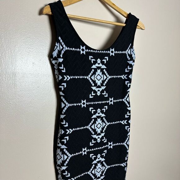 CLEARANCE! Black/White Xhilaration Patterned Bodycon Minidress Size S EUC - Picture 3 of 5